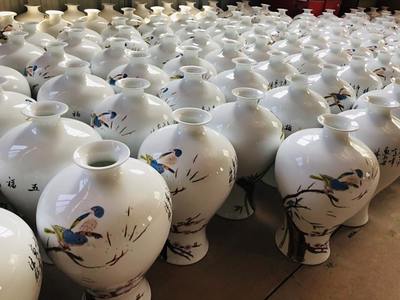 景德 鎮(zhèn)陶瓷手繪青花粉彩長(zhǎng)頸花瓶定制 中式纏枝蓮小擺件商務(wù)禮品瓷